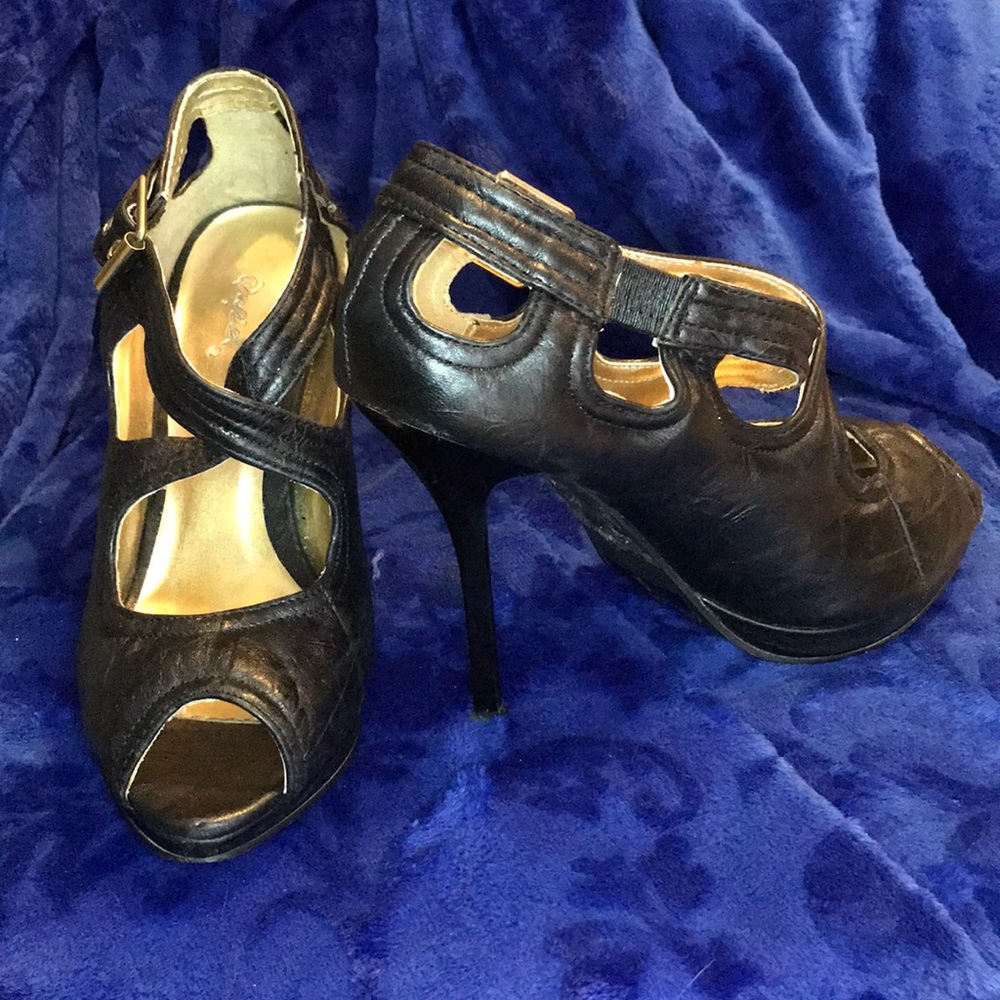 Black Loop Detail Heel